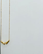 Load image into Gallery viewer, gold-plated-necklace-linking-hands-on-trend-pendants-friendship-necklace
